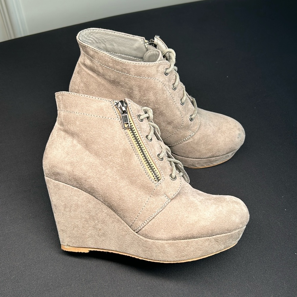 Shoedazzle platform wedge lace up bootie with zipper